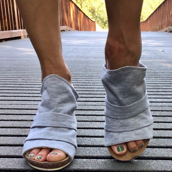 Juicy Couture Gray and Yellow Sandals with Wrapped Fabric Detail - Picture 5 of 13